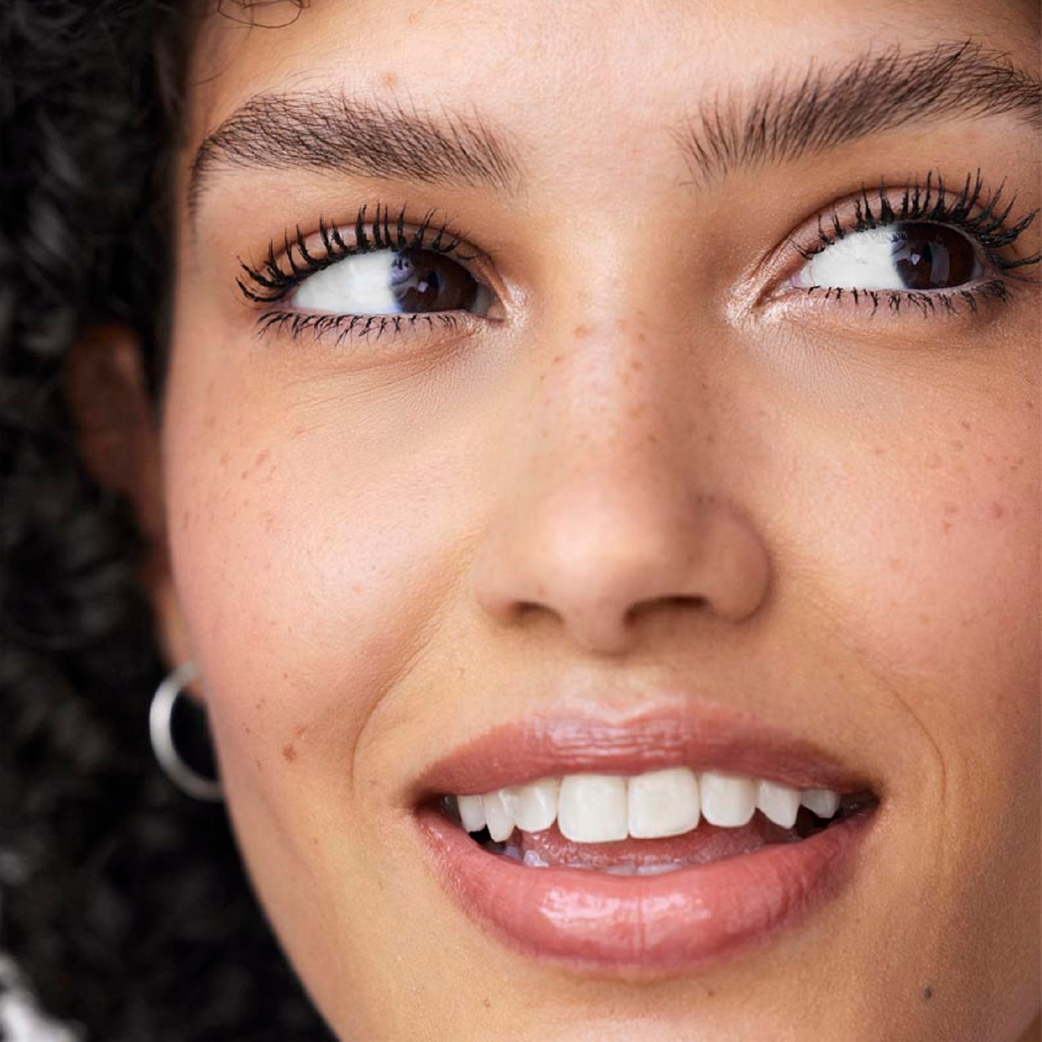 HIGH IMPACT HIGH-FI™FULL VOLUME MASCARA (MASCARA DE PESTAÑAS DE VOLUMEN COMPLETO)
